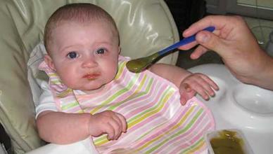 Kaip virti cukinijas pirmajam kūdikio maitinimui: virimo būdai, garinimas, lėtoje viryklėje
