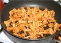Lišky v zakysané smetaně - recepty na vaření s masem, bramborami a sýrem na pánvi nebo v troubě